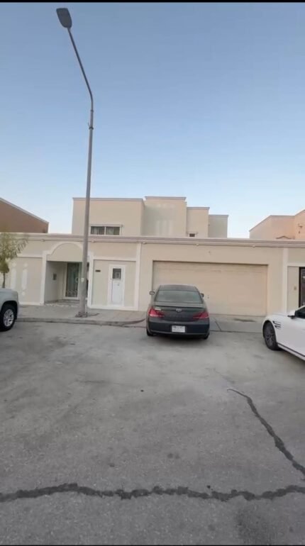 فيلا دورين مفصولة متظاهرة | الجبيل الصناعية ـ حي الأحساء الجنوبية (المبرز 2) ـ 601م²