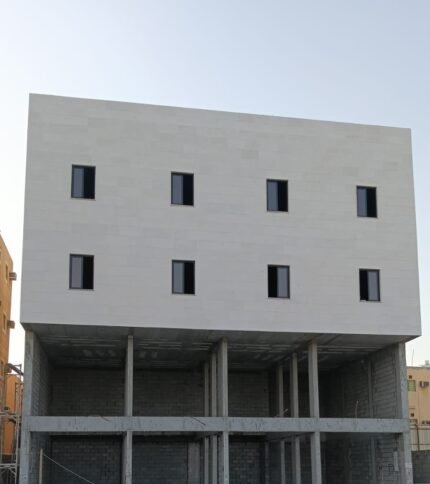 عمارة جديدة (تجارية - سكنية) بمساحة 600م² للبيع | الدمام – حي طيبة