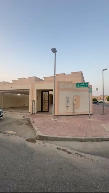 فيلا ممتازة للبيع 380م² (راس بلوك 3 شوارع) | الجبيل الصناعية – حي جلمودة (الملسن 3)